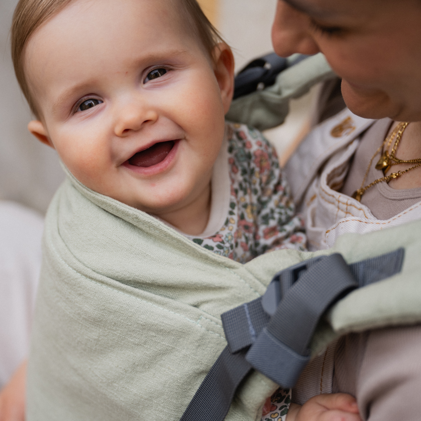 Boba X Adjustable Linen Carrier in Willow Green