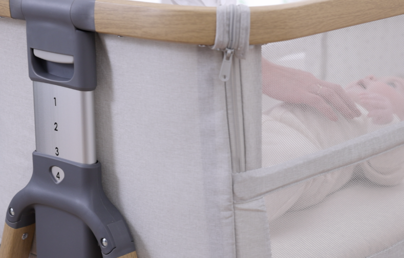 iL Tutto CoZee Breeze Bassinet with baby inside 