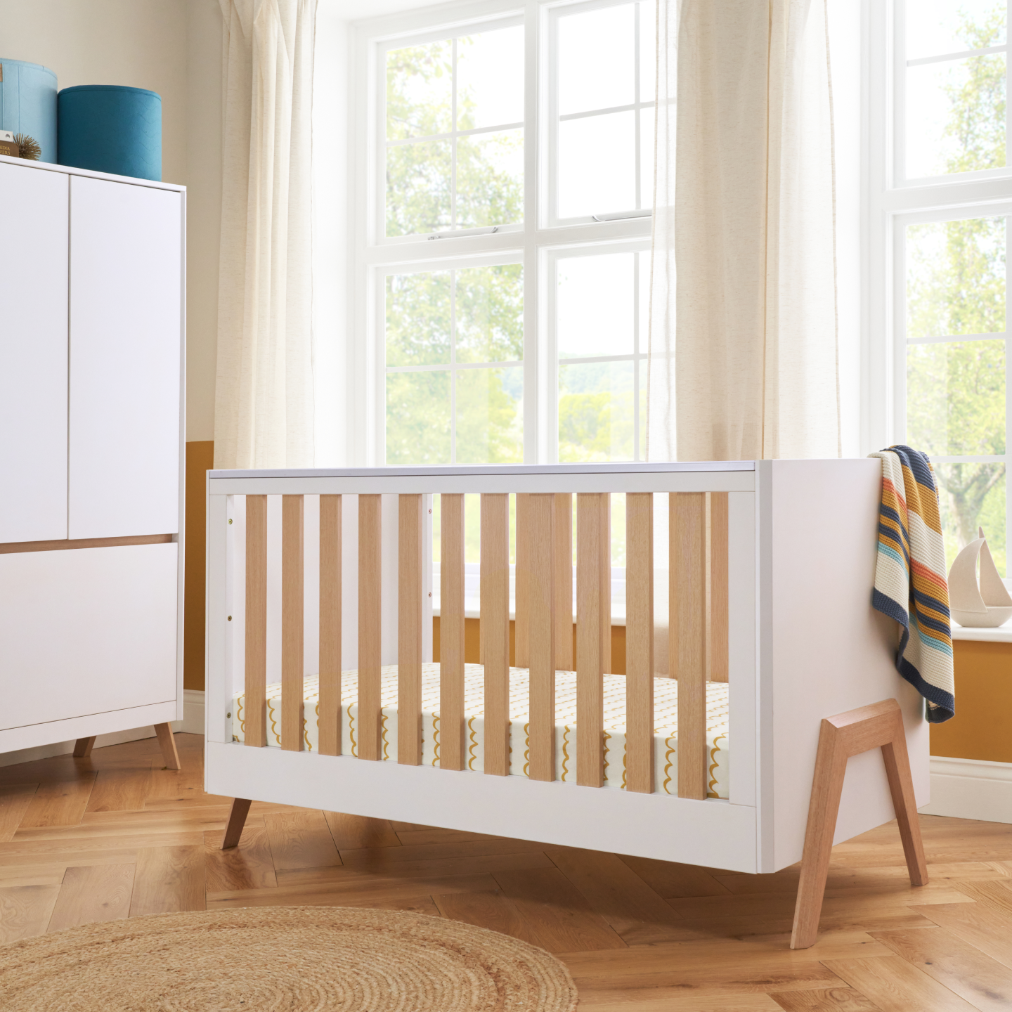 Fuori Cot Set in White & Light Oak with Quinn Electric in Eggshell