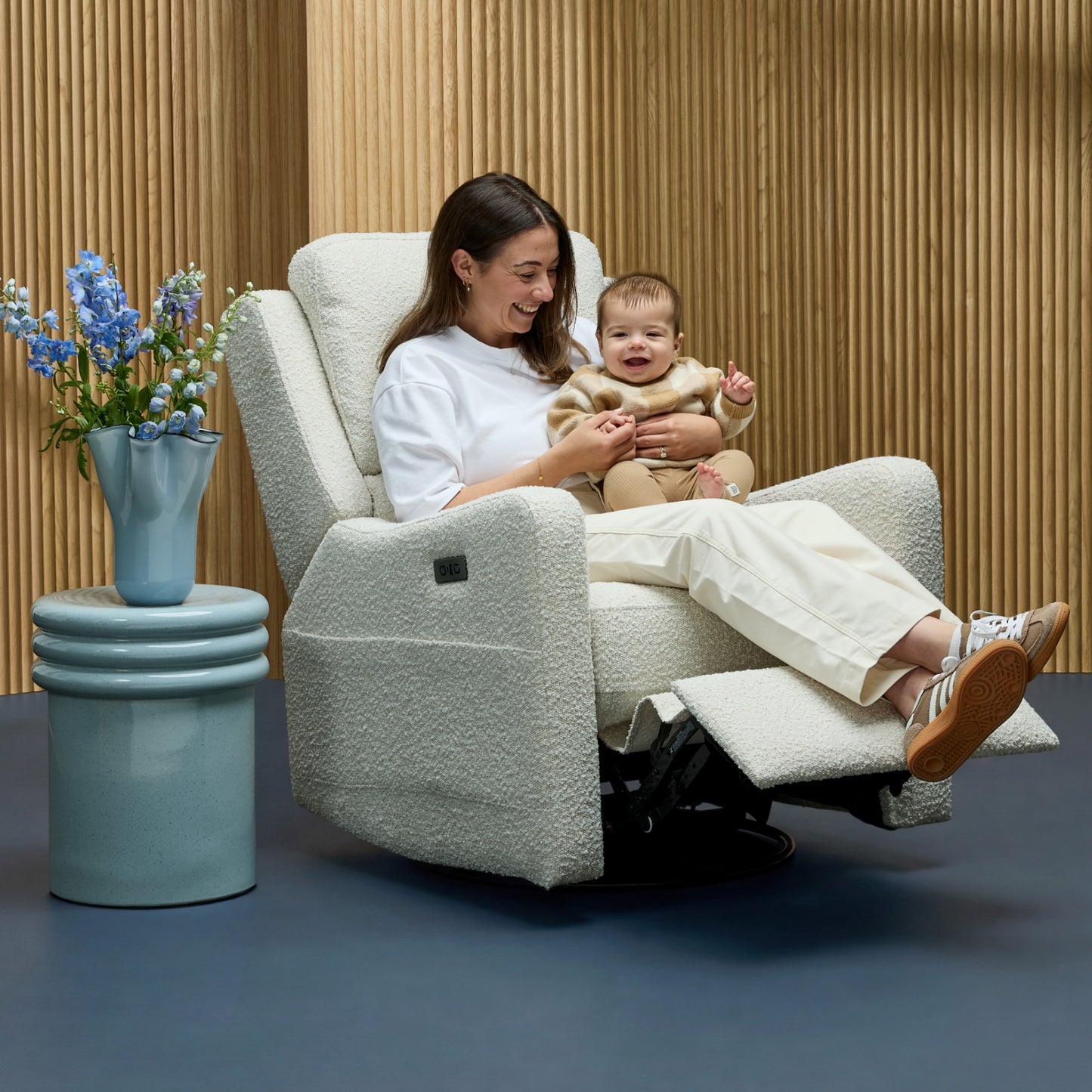 Henry Plus Massage & Heat Nursing Chair in Vanilla Bouclé
