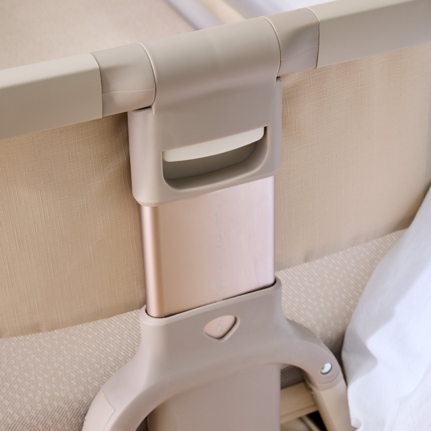 CoZee Breeze Zen Co-sleeping Bassinet in Sand