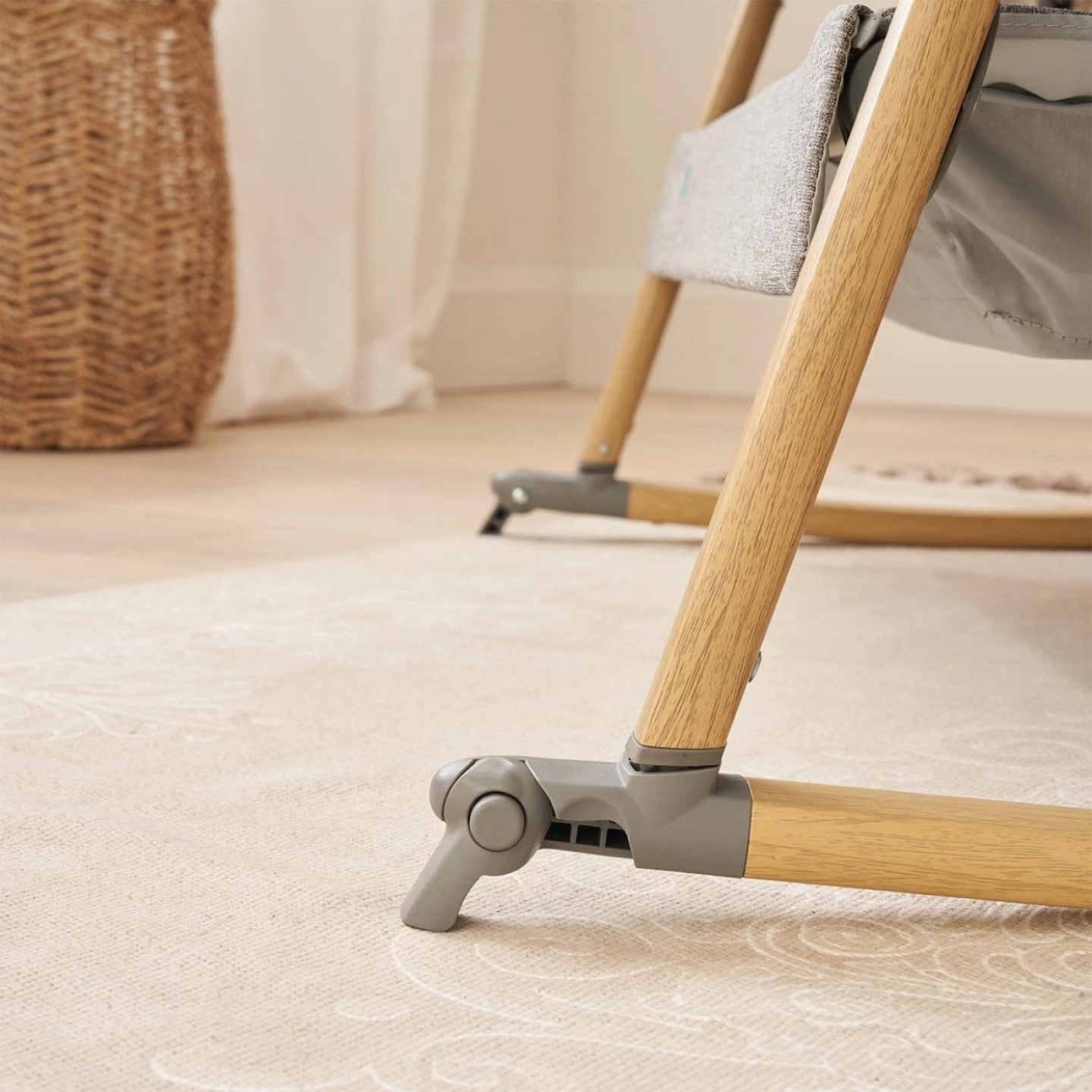 CoZee Breeze Plus Co-sleeping Bassinet with Rocking Legs in Oak Charcoal