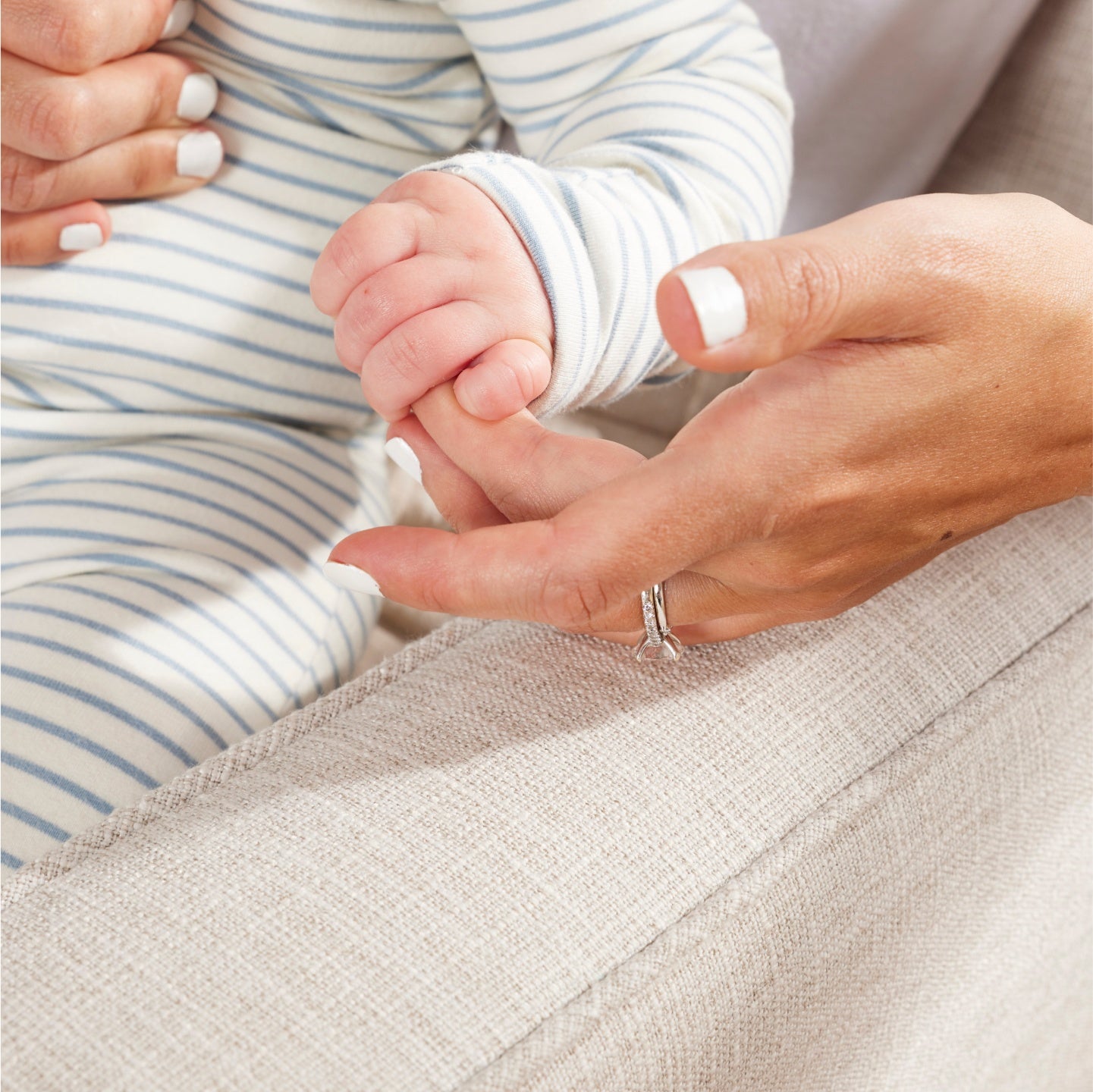 Quinn Electric Recliner Glider Chair with USB in Eggshell