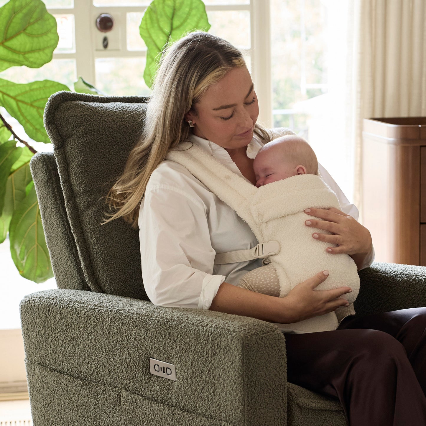Boba Auri Baby Carrier in Coconut Teddy Fleece