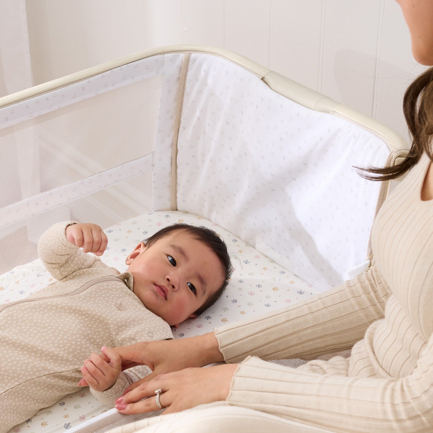 CoZee Breeze Lite Co-sleeping Bassinet in Whitewash Ash and Mushroom
