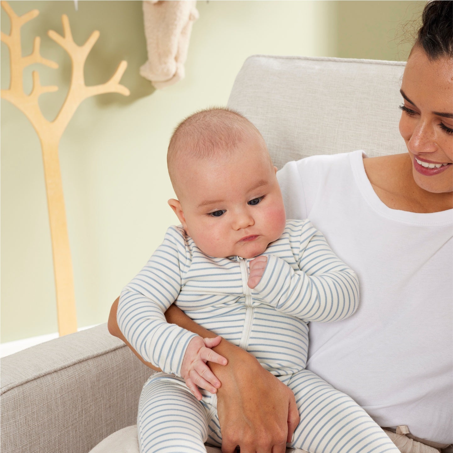 Quinn Electric Recliner Glider Chair with USB in Eggshell