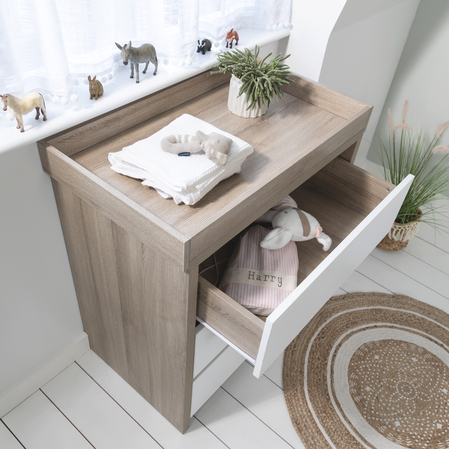 Modena Cot with Chest & Removable Changer in Oak White