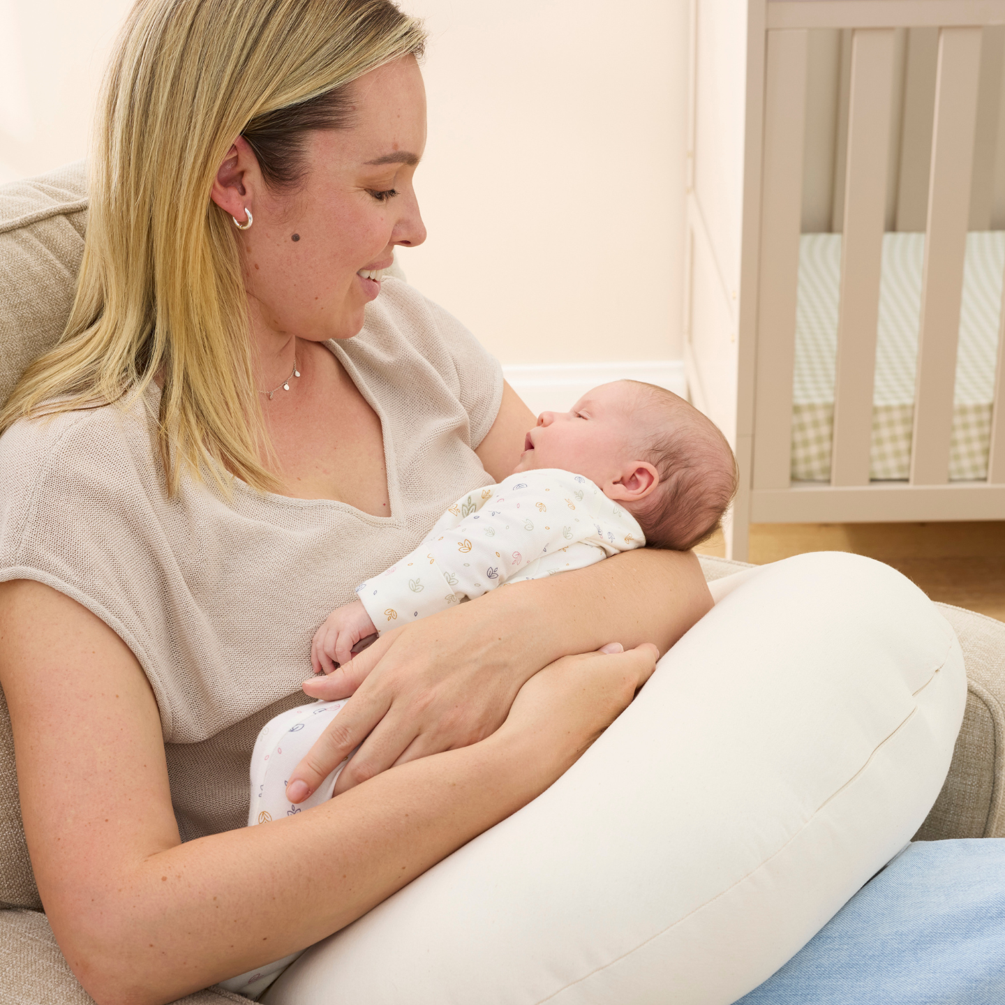 Snuggle Me Feeding Pillow in Natural